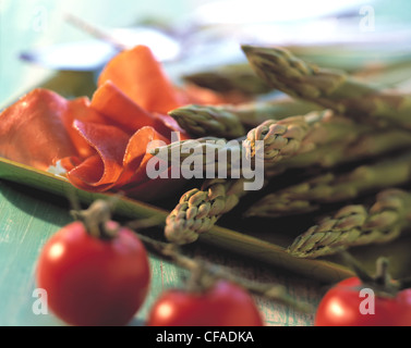 Dennoch: Parma-Schinken mit grünem Spargel und Tomaten Stockfoto