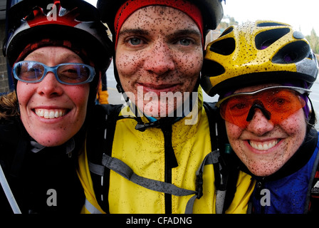 Drei junge Frauen mit trüben Gesichtern nach Mountainbike-Touren, Wanderwege Sunshine Coast. Gibsons, Britisch-Kolumbien, Kanada. Stockfoto