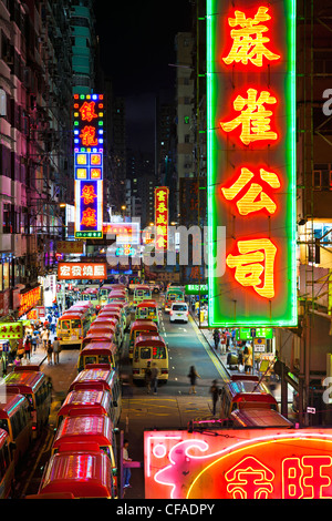 Straßenszene, Mini-Bus-Station und Neonlichter von Mong Kok, Kowloon, Hong Kong, China Stockfoto