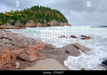 Atlantischen Ozean Sturmwellen abstürzen auf Black Brook Beach. Cape Breton Highlands National Park, Nova Scotia. Kanada. Stockfoto