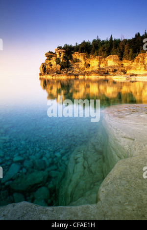 Das klare Wasser des Georgian Bay Indian Head Cove, Bruce Peninsula National Park, Ontario, Kanada. Stockfoto
