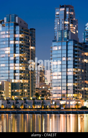 Innenstadt von Gebäuden am Abend, Vancouver, Britisch-Kolumbien, Kanada. Stockfoto