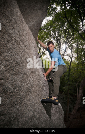 Felsbrocken Kletterer Skalierung Stockfoto