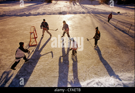 Jungs spielen Hockey auf Outdoor-Eisbahn, Winnipeg, Manitoba, Kanada. Stockfoto