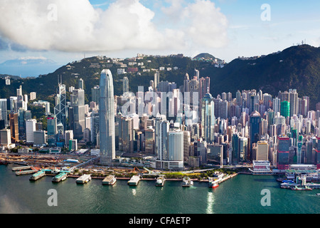 Erhöhten Blick auf den belebten Hafen von Hongkong, Central District von Hong Kong Island und Victoria Peak, Hong Kong, China Stockfoto