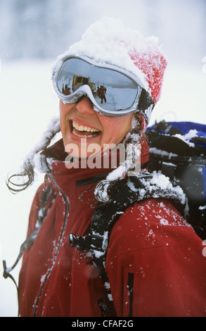 glückliche Frau Skifahrer Schnee Kopf nach tollen Lachen Stockfoto