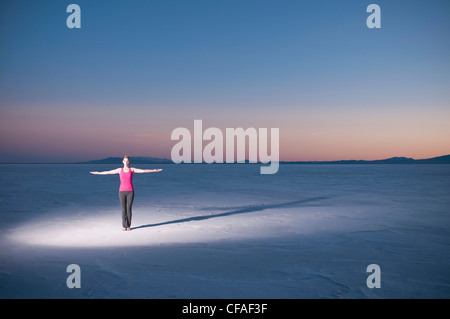 Läufer stehen in Wüstenlandschaft Stockfoto