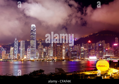 Erhöhten Blick auf den belebten Hafen von Hongkong, Central District von Hong Kong Island und Victoria Peak, Hong Kong, China Stockfoto