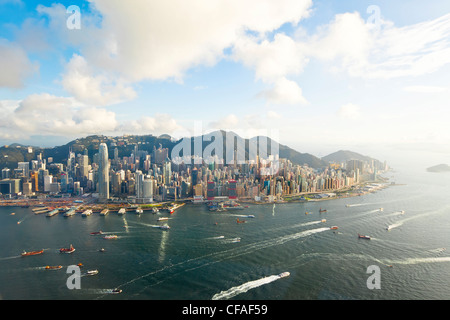 Erhöhten Blick auf den belebten Hafen von Hongkong, Central District von Hong Kong Island und Victoria Peak, Hong Kong, China Stockfoto