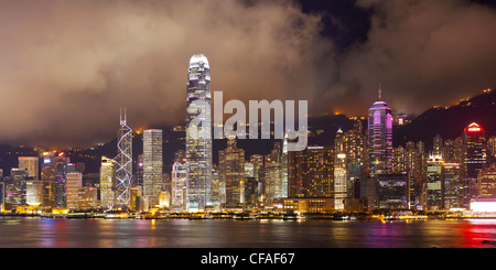 Erhöhten Blick auf den belebten Hafen von Hongkong, Central District von Hong Kong Island und Victoria Peak, Hong Kong, China Stockfoto