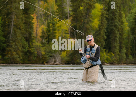 Weibliche Fliege Fischer Angeln auf Forellen am Chilko River, Chilcotin Region, British Columbia, Kanada. Stockfoto