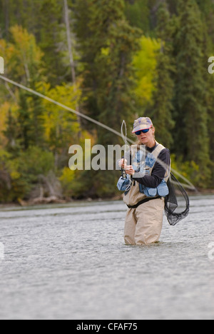 Weibliche Fliege Fischer Angeln auf Forellen am Chilko River, Chilcotin Region, British Columbia, Kanada. Stockfoto