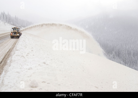 Autobahn-Wartungsteam löscht Straße großen Schnee Stockfoto