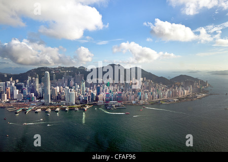 Erhöhten Blick auf den belebten Hafen von Hongkong, Central District von Hong Kong Island und Victoria Peak, Hong Kong, China Stockfoto