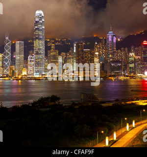 Erhöhten Blick auf den belebten Hafen von Hongkong, Central District von Hong Kong Island und Victoria Peak, Hong Kong, China Stockfoto