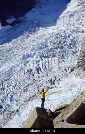 ein junger Mann, genießen den Blick auf den Fuß des Gletschers in den Bugaboo Range, British Columbia, Kanada. Stockfoto