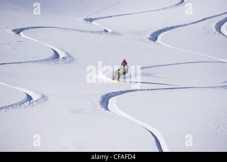 junge weibliche Backcountry Snowboarden in Golden, British Columbia, Kanada. Stockfoto