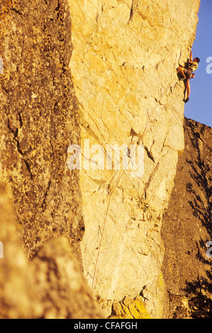 Mann auf Herz und Nieren geprüft, 5.12a. Große weiße Wand. Skaha Bluffs. Penticton, Britisch-Kolumbien, Kanada. Stockfoto