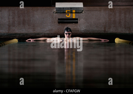 Schwimmer im Schwimmbad stehen Stockfoto