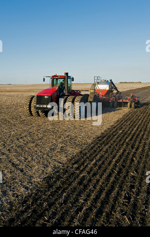 bewegliche Traktor und und Luft bis Sämaschine, die Anpflanzung von Getreide, in der Nähe von Dugald, Manitoba, Kanada Stockfoto