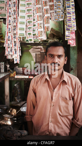 Mann im kiosk Stockfoto