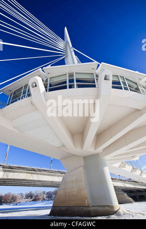 Esplanade Riel Fußgängerbrücke und es ist Restaurant, des Roten Flusses betrachtet. Winnipeg, Manitoba, Kanada. Stockfoto