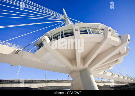 Esplanade Riel Fußgängerbrücke und es ist Restaurant, des Roten Flusses betrachtet. Winnipeg, Manitoba, Kanada. Stockfoto