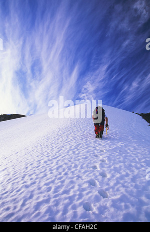 Man leitet die South Ridge Fissle Peak, Garibaldi Provincial Park in British Columbia, Kanada. Stockfoto