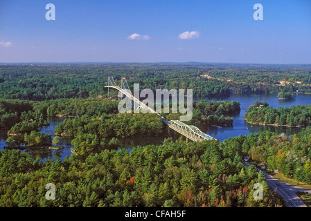 Thousand Islands International Bridge überquert den St. Lawrence River zwischen New York Staat, Vereinigte Staaten von Amerika und Ontario, Kanada. Stockfoto