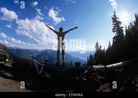 Frau, die in der Ansicht von Idaho Peak, New Denver, British Columbia, Kanada. Stockfoto