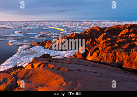 Sonnenuntergang am Hudson Bay Westküste, Churchill, Manitoba, Kanada. Stockfoto