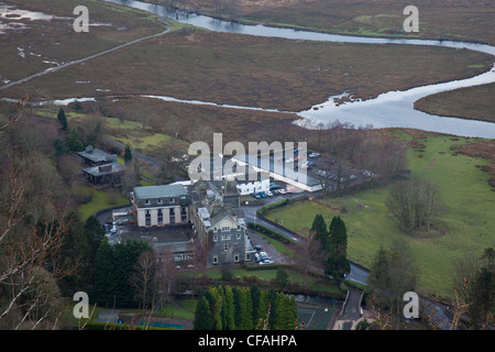 Blick hinunter auf das Lodore Falls Hotel aus Überraschung im Borrowdale, in der Nähe von Keswick, Lake District, Cumbria Stockfoto