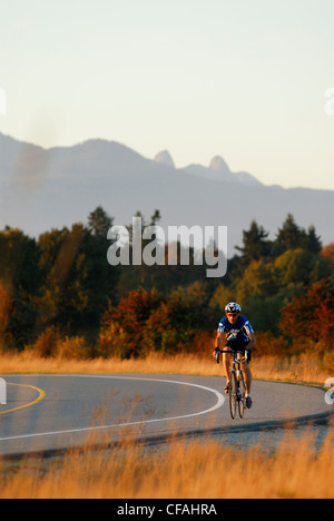 Rennrad-Mann im Iona Strand Regional Park. Richmond, Britisch-Kolumbien, Kanada Stockfoto