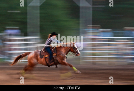 Frau sprinten auf Pferd, Austin Rodeo, Manitoba, Kanada. Stockfoto