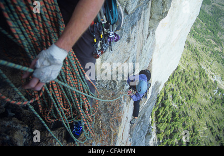 Schauen Sie nicht nach unten beim Klettern, Yamnuska, Alberta, Canada. Stockfoto