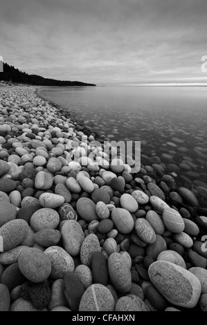 Das felsige Ufer der Kiesstrand am Lake Superior, Wawa, Ontario, Kanada. Stockfoto