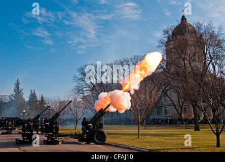 Feierlichkeiten zum Tag der Erinnerung und Salutschüsse auf dem legislativen Manitoba, Winnipeg, Manitoba, Kanada. Stockfoto