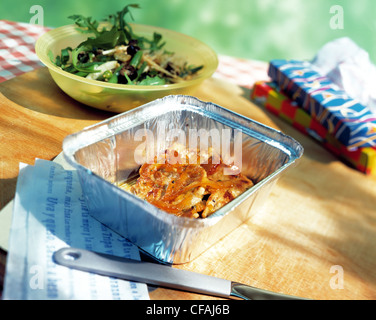 Tableau: kalt mariniertes Schweinefleisch Jakobsmuschel / Couscous-Salat Stockfoto