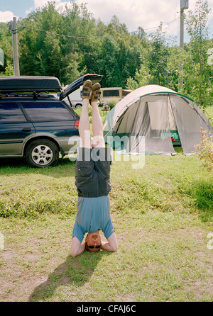 vierzig Jahre alten Kaukasischen Männchen praktizieren Yoga während einer camping, Mountain Bike Reise, Coaticooke, Quebec, Kanada. Stockfoto