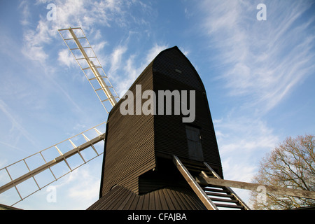 Windkraft - Reigate Windmühle Postmill Kirche in Heide Reigate, Surrey im Januar mit einer Jet-Stream in den Himmel hinter Stockfoto