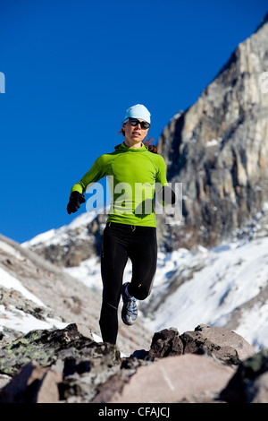 Trailrunning-Frau auf Brohm Ridge in der Nähe von Squamish, British Columbia, Kanada. Stockfoto