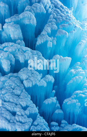 Eisbildung im Winter auf Panther fällt, Banff Nationalpark, Alberta, Kanada. Stockfoto