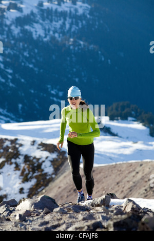 Trailrunning-Frau auf Brohm Ridge in der Nähe von Squamish, British Columbia, Kanada. Stockfoto