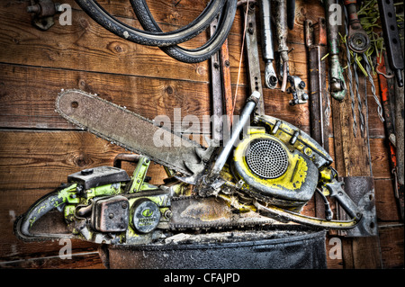 Nahaufnahme von Kettensägen in einem alten Bauernhof Schuppen. Stockfoto