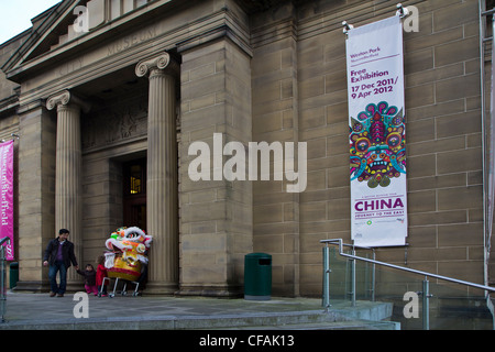 Mann mit Kleinkind aus Weston Park Museumseingang in Sheffield South Yorkshire England Stockfoto