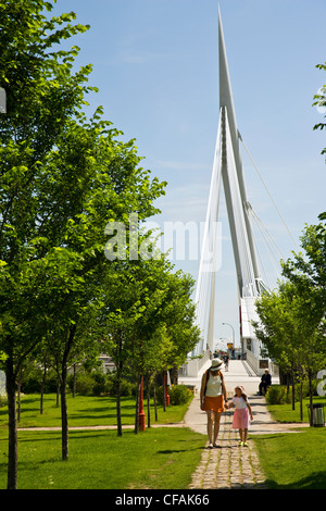 Junge Mutter und Tochter Fuß Promenade Broadway in The Forks, Winnipeg, Manitoba, Kanada. Stockfoto