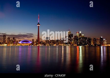 Toronto Skyline bei Nacht vom Zentrum der Insel, Toronto, Ontario, Kanada. Stockfoto