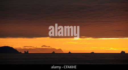 Eisberge Silhouette gegen den Himmel bei Sonnenuntergang vor Baffin Island in der Nähe von Pond Inlet, Nunavut, Kanada. Stockfoto