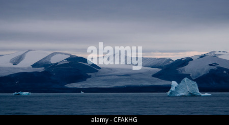 Eisberge und Gletscher in der Abenddämmerung, Baffin-Insel, in der Nähe von Pond Inlet, Nunavut, Kanada. Stockfoto