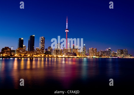 Toronto Skyline bei Nacht gesehen von Island Airport, Ontario, Kanada. Stockfoto